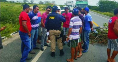 Caminhoneiros seguem protestos contra preço dos combustíveis Caminhoneiros seguem protestos contra preço dos combustíveis