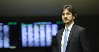 Pedro assina proposta que reduz número de deputados e senadores no Congresso Pedro assina proposta que reduz número de deputados e senadores no Congresso