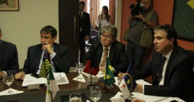 Governadores assinam carta contra decreto pró-armas de Bolsonaro e propõem novo projeto Governadores assinam carta contra decreto pró-armas de Bolsonaro e propõem novo projeto