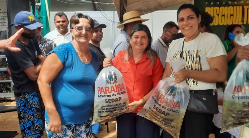 Programa de Piscicultura faz entrega de 100 mil alevinos a produtores rurais no sertão paraibano