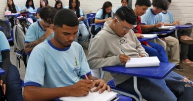 MEC orienta escolas na escolha de livros didáticos para o ensino médio MEC orienta escolas na escolha de livros didáticos para o ensino médio