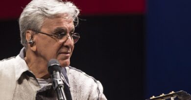 Um escândalo chamado Caetano! – Por Linaldo Guedes Um escândalo chamado Caetano! – Por Linaldo Guedes