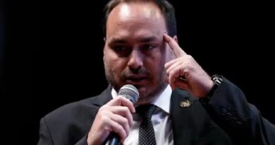 Carlos Bolsonaro chama governadores de direita de “ratos” e “canalhas”