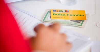 Senado Verifica: é falso que beneficiários do Bolsa Família serão impedidos de sacar em dinheiro Senado Verifica: é falso que beneficiários do Bolsa Família serão impedidos de sacar em dinheiro