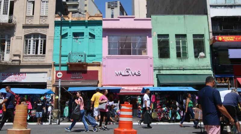 Consumo das famílias compensa juros e leva desemprego ao menor nível Consumo das famílias compensa juros e leva desemprego ao menor nível