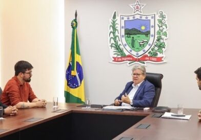 João Azevêdo recebe representantes dos professores e técnicos administrativos que celebram reajuste salarial de 10% e PCCR