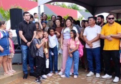 Prefeitura entrega escola reformada e ampliada em Engenheiro Avidos e abre ano letivo