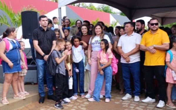 Prefeitura entrega escola reformada e ampliada em Engenheiro Avidos e abre ano letivo