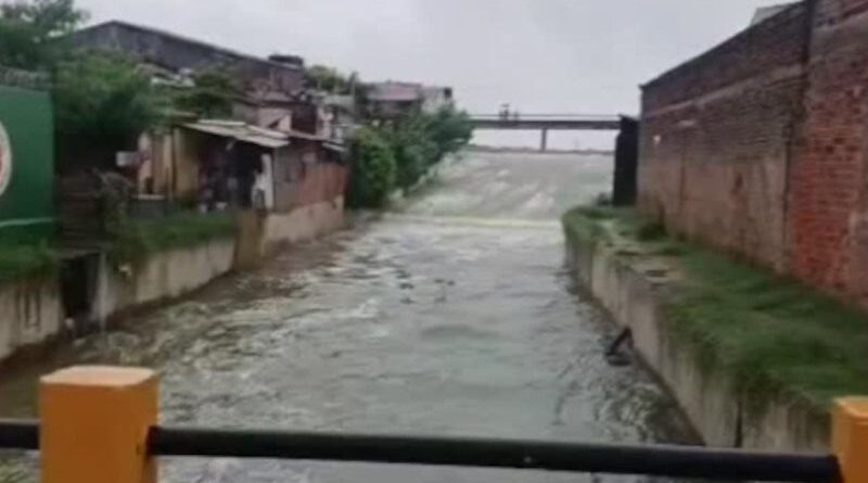 Chuva de 138,2 mm em Cajazeiras causa alagamentos, arrasta veículos e faz Açude Grande sangrar