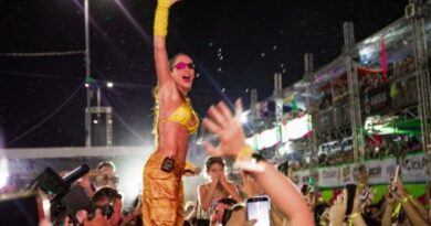 Quarto dia do Carnaval teve blocos e praças temáticas no centro de Cajazeiras e grandes shows no circuito oficial