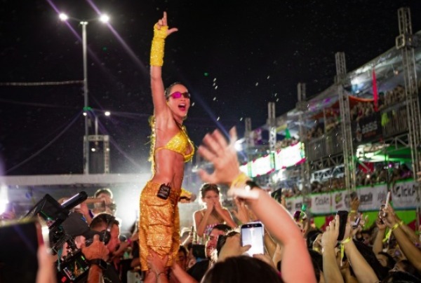 Quarto dia do Carnaval teve blocos e praças temáticas no centro de Cajazeiras e grandes shows no circuito oficial