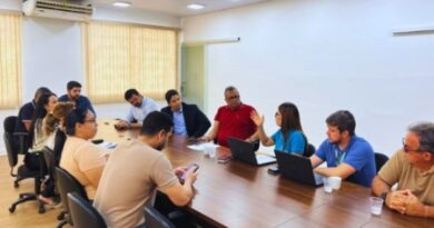 Procon de Cajazeiras promove reunião sobre cumprimento da lei de remoção de fiação inutilizada nos postes Procon de Cajazeiras promove reunião sobre cumprimento da lei de remoção de fiação inutilizada nos postes