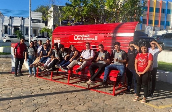 Alunos visitam Banco Vermelho em apoio ao combate à violência contra a mulher em Cajazeiras