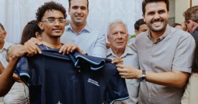 Vice-governador entrega fardamentos, kits escolares e inaugura sala do Amanhã Digital no Alto Sertão