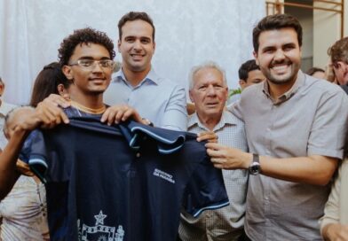 Vice-governador entrega fardamentos, kits escolares e inaugura sala do Amanhã Digital no Alto Sertão