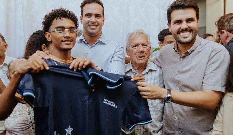 Vice-governador entrega fardamentos, kits escolares e inaugura sala do Amanhã Digital no Alto Sertão