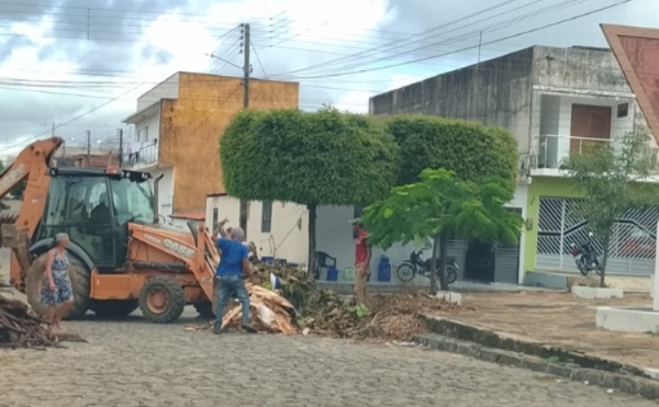 Prefeitura de Cajazeiras mantém ritmo acelerado em ações de limpeza, iluminação e recuperação de vias Prefeitura de Cajazeiras mantém ritmo acelerado em ações de limpeza, iluminação e recuperação de vias