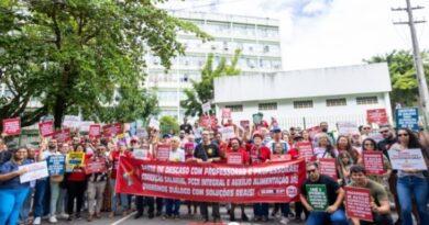 Trabalhadores em educação da rede estadual da Paraíba cruzam os braços nesta quarta (15)