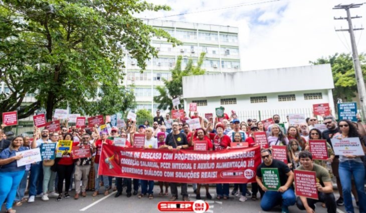 Trabalhadores em educação da rede estadual da Paraíba cruzam os braços nesta quarta (15)