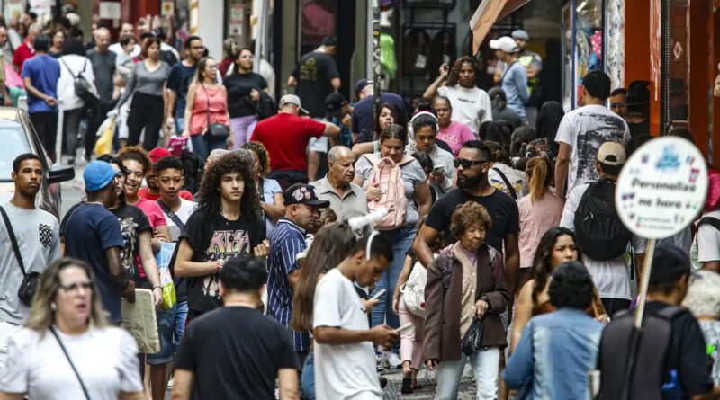 População no Brasil cresce em ritmo menor e está envelhecendo