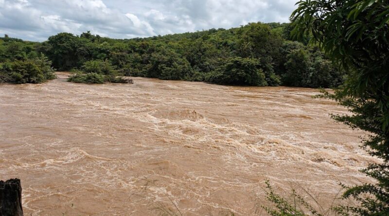 Rio Piranhas, principal afluente do açude Engenheiro Avidos, registra maior cheia dos últimos três anos neste domingo (19)