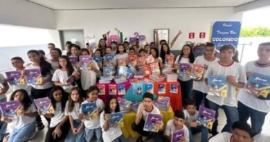 Alunos das escolas municipais de Cajazeiras recebem material pedagógico do Projeto Rever