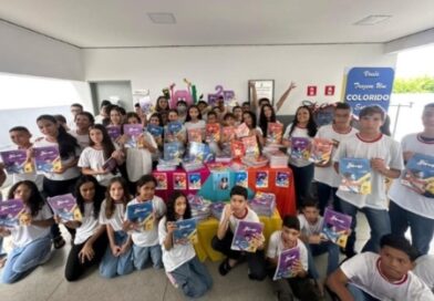 Alunos das escolas municipais de Cajazeiras recebem material pedagógico do Projeto Rever