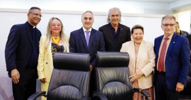 A pedido de Doutora Paula, Assembleia homenageia Padre José Carlos Serafim e o artista plástico Jurandir Maciel