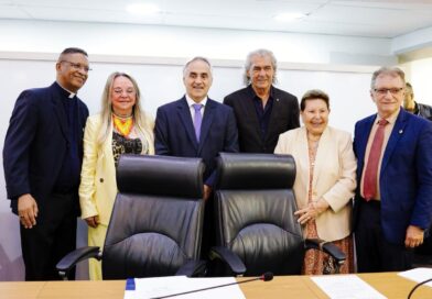 A pedido de Doutora Paula, Assembleia homenageia Padre José Carlos Serafim e o artista plástico Jurandir Maciel