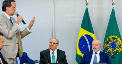 Lula assina MP e zera “taxa das blusinhas”; cobrança em compras de até US$ 50 estava em vigor desde 2024
