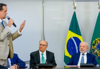 Lula assina MP e zera “taxa das blusinhas”; cobrança em compras de até US$ 50 estava em vigor desde 2024