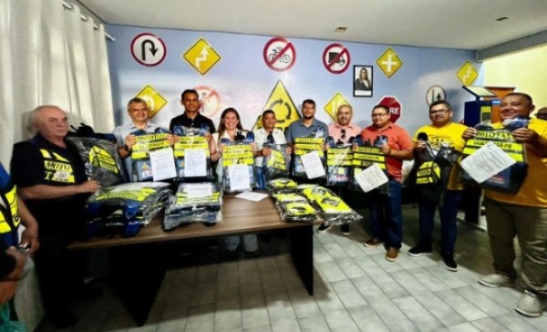 Prefeitura de Cajazeiras entrega novas motos a SCTRANS e inicia distribuição de coletes para mototaxistas durante o Maio Amarelo