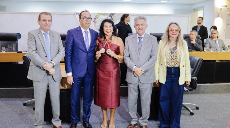 ALPB concede medalhas Epitácio Pessoa e de Mérito Jurídico à defensora pública Madalena Abrantes