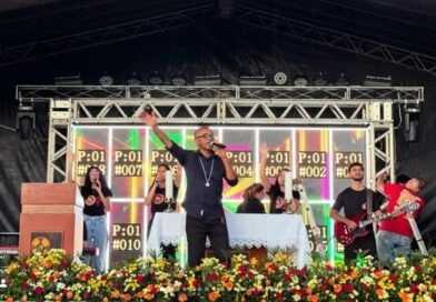 Fiéis lotam Praça do Xamegão durante Vigília Diocesana de Pentecostes em Cajazeiras