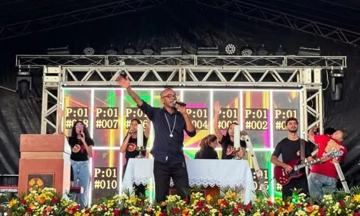Fiéis lotam Praça do Xamegão durante Vigília Diocesana de Pentecostes em Cajazeiras Fiéis lotam Praça do Xamegão durante Vigília Diocesana de Pentecostes em Cajazeiras