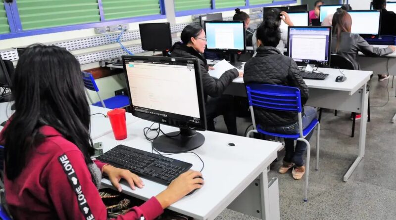 Brasil supera 100 mil escolas públicas com internet gratuita