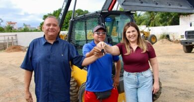 Prefeitura de Cajazeiras reforça frota de infraestrutura com entrega de nova Bobcat