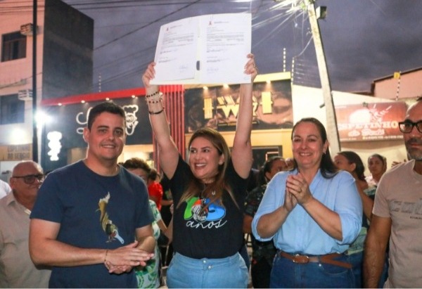 Prefeita de Cajazeiras assina ordens de serviço para revitalização da Praça do Trabalhador e do canteiro central da Rua Dr. Coelho Prefeita de Cajazeiras assina ordens de serviço para revitalização da Praça do Trabalhador e do canteiro central da Rua Dr. Coelho