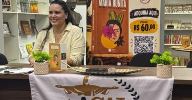 Tomos Editora lança segunda edição de “Maria Bonita: entre o punhal e o afeto”, de Nadja Claudino Tomos Editora lança segunda edição de “Maria Bonita: entre o punhal e o afeto”, de Nadja Claudino