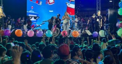 Multidão toma a Avenida Juvêncio Carneiro e participa da Festa das Crianças em Cajazeiras