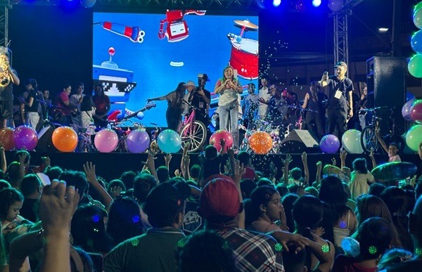 Multidão toma a Avenida Juvêncio Carneiro e participa da Festa das Crianças em Cajazeiras